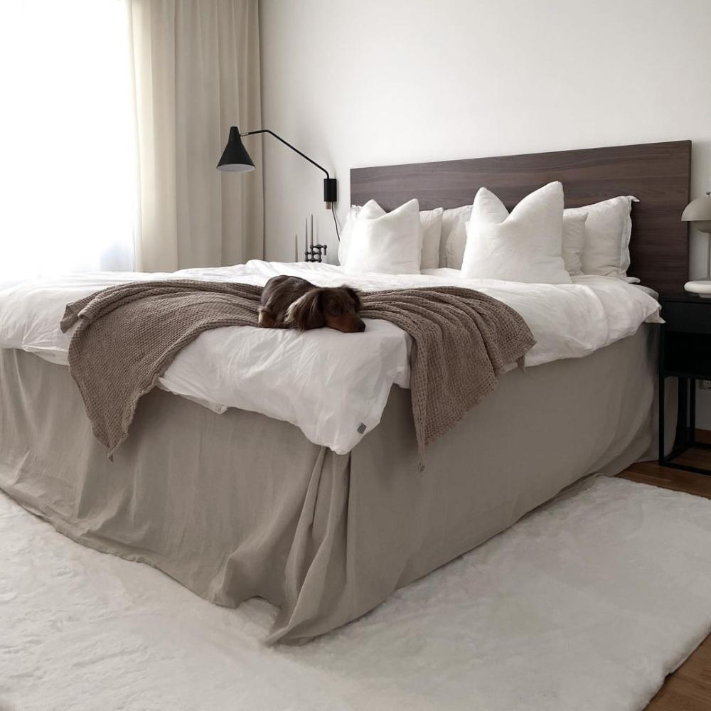 Mjuk sovrumsmatta i vit färg skapar en bekväm miljö.