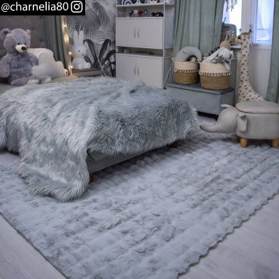 Denna matta heter Rabbit Bubble Silver Ryamatta i Silver färg från 999,00 kr, tillverkad av Polyester material.