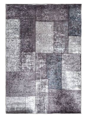 Denna matta heter Patch Grå Patchwork Matta i Grå färg från 690,00 kr, tillverkad av Polyester material.