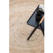 Denna produkten heter Svandal, tillverkad av Jute material med en vacker Natur färg - SE Mattor