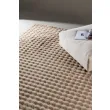 Denna produkten heter Niva, tillverkad av Polyester material med en vacker Beige färg - SE Mattor