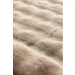 Denna produkten heter Niva, tillverkad av Polyester material med en vacker Beige färg - SE Mattor