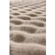 Denna produkten heter Niva, tillverkad av Polyester material med en vacker Beige färg - SE Mattor
