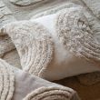 Denna produkten heter Kosmo, tillverkad av Polyester material med en vacker Offwhite färg - SE Mattor