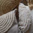 Denna produkten heter Kosmo, tillverkad av Polyester material med en vacker Offwhite färg - SE Mattor
