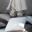 Denna produkten heter Ludde, tillverkad av Polyester material med en vacker Offwhite färg - SE Mattor