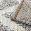 Denna produkten heter Piston Lyre, tillverkad av Polyester material med en vacker Beige färg - SE Mattor