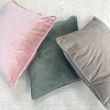Denna produkten heter Velvet, tillverkad av Polyester material med en vacker Rosa färg - SE Mattor