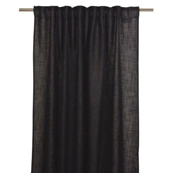 Denna produkten heter Brooklyn, tillverkad av   79% Polyester & 21% Viskos material med en vacker Svart färg - SE Mattor