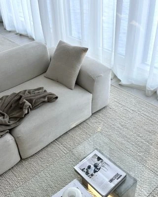 Denna produkten heter Haga, tillverkad av 80% Ull & 20% Bomull material med en vacker Offwhite färg - SE Mattor