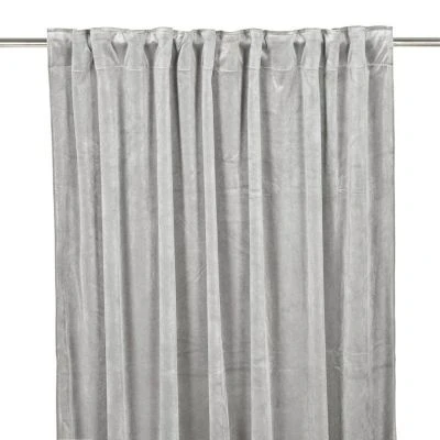 Denna produkten heter Mathilde Silver Sammetsgardiner 2-Pack i Silver färg från 549,00 kr, tillverkad av Polyester material - SE Mattor