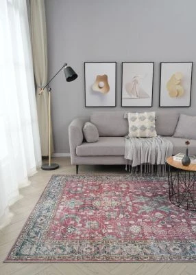 Denna produkten heter Vero Mato, tillverkad av Polyester material med en vacker Röd färg - SE Mattor