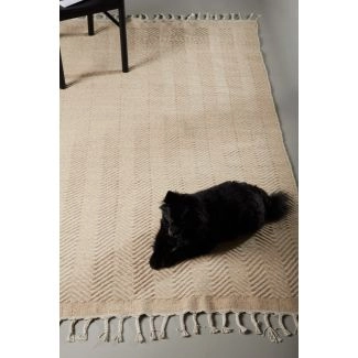 Denna produkten heter Ovelia, tillverkad av Ull material med en vacker Beige färg - SE Mattor
