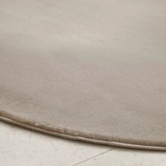 Denna produkten heter Cat, tillverkad av Polyester material med en vacker Taupe färg - SE Mattor