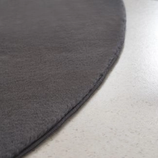 Denna produkten heter Cat, tillverkad av Polyester material med en vacker Mörkgrå färg - SE Mattor