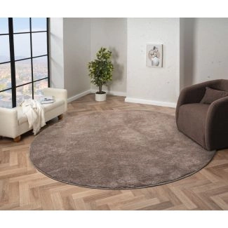 Denna produkten heter Cloudy, tillverkad av Polyester material med en vacker Taupe färg - SE Mattor