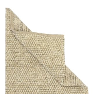 Denna produkten heter Pamel, tillverkad av Ull material med en vacker Beige färg - SE Mattor