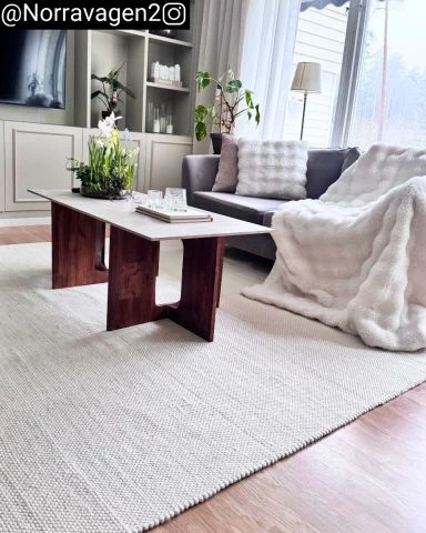Denna produkten heter Elsa, tillverkad av 80% Ull & 20% Bomull material med en vacker Offwhite färg - SE Mattor