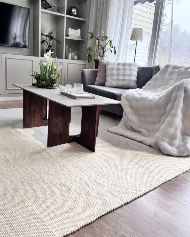 Denna produkten heter Elsa, tillverkad av 80% Ull & 20% Bomull material med en vacker Offwhite färg - SE Mattor
