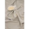 Denna produkten heter Molndans, tillverkad av Polyester material med en vacker Beige färg - SE Mattor