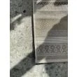 Denna produkten heter Echo Case, tillverkad av Polypropylen material med en vacker Beige färg - SE Mattor