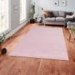 Denna produkten heter Reno Daphne, tillverkad av Polyester material med en vacker Rosa färg - SE Mattor