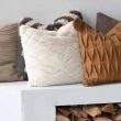 Denna produkten heter Benni, tillverkad av Polyester material med en vacker Offwhite färg - SE Mattor
