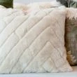 Denna produkten heter Benni, tillverkad av Polyester material med en vacker Offwhite färg - SE Mattor