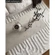 Denna produkten heter Brolly Loop, tillverkad av Polypropylen material med en vacker Kräm färg - SE Mattor