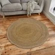 Denna produkten heter Candace Fläta, tillverkad av Jute material med en vacker Natur färg - SE Mattor