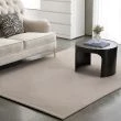 Denna produkten heter Cat, tillverkad av Polyester material med en vacker Taupe färg - SE Mattor