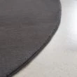 Denna produkten heter Cat, tillverkad av Polyester material med en vacker Mörkgrå färg - SE Mattor