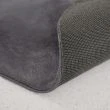 Denna produkten heter Cat, tillverkad av Polyester material med en vacker Mörkgrå färg - SE Mattor