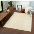 Denna produkten heter Cloudy, tillverkad av Polyester material med en vacker Ljusbeige färg - SE Mattor