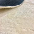 Denna produkten heter Cloudy, tillverkad av Polyester material med en vacker Ljusbeige färg - SE Mattor