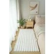 Denna produkten heter Rabbit Stripe, tillverkad av Polyester material med en vacker Offwhite färg - SE Mattor