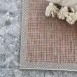 Denna produkten heter Echo Station, tillverkad av Polypropylen material med en vacker Terra färg - SE Mattor