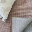 Denna produkten heter Echo Station, tillverkad av Polypropylen material med en vacker Terra färg - SE Mattor