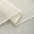Denna produkten heter Ellinor, tillverkad av Polyester material med en vacker Beige färg - SE Mattor