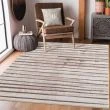 Denna produkten heter Hiro Lalo, tillverkad av Polypropylen material med en vacker Beige färg - SE Mattor