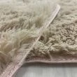 Denna produkten heter Julie, tillverkad av Polyester material med en vacker Beige färg - SE Mattor