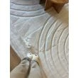 Denna produkten heter Rabbit Zen, tillverkad av Polyester material med en vacker Offwhite färg - SE Mattor