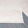 Denna produkten heter Lazy, tillverkad av Polypropylen material med en vacker Offwhite färg - SE Mattor