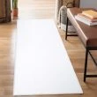 Denna produkten heter Lazy, tillverkad av Polypropylen material med en vacker Vit färg - SE Mattor