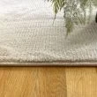 Denna produkten heter Luster, tillverkad av Polyester material med en vacker Beige färg - SE Mattor