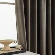 Denna produkten heter Mathilde, tillverkad av Polyester material med en vacker Taupe färg - SE Mattor