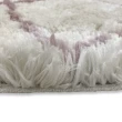 Denna produkten heter Meknes, tillverkad av Polyester material med en vacker Krämlila färg - SE Mattor