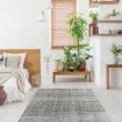Denna produkten heter Menlo Touch, tillverkad av Polyester material med en vacker Grå färg - SE Mattor