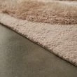 Denna produkten heter Moody Bow, tillverkad av Polyester material med en vacker Beige färg - SE Mattor