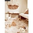 Denna produkten heter Moody Klay, tillverkad av Polyester material med en vacker Beige färg - SE Mattor
